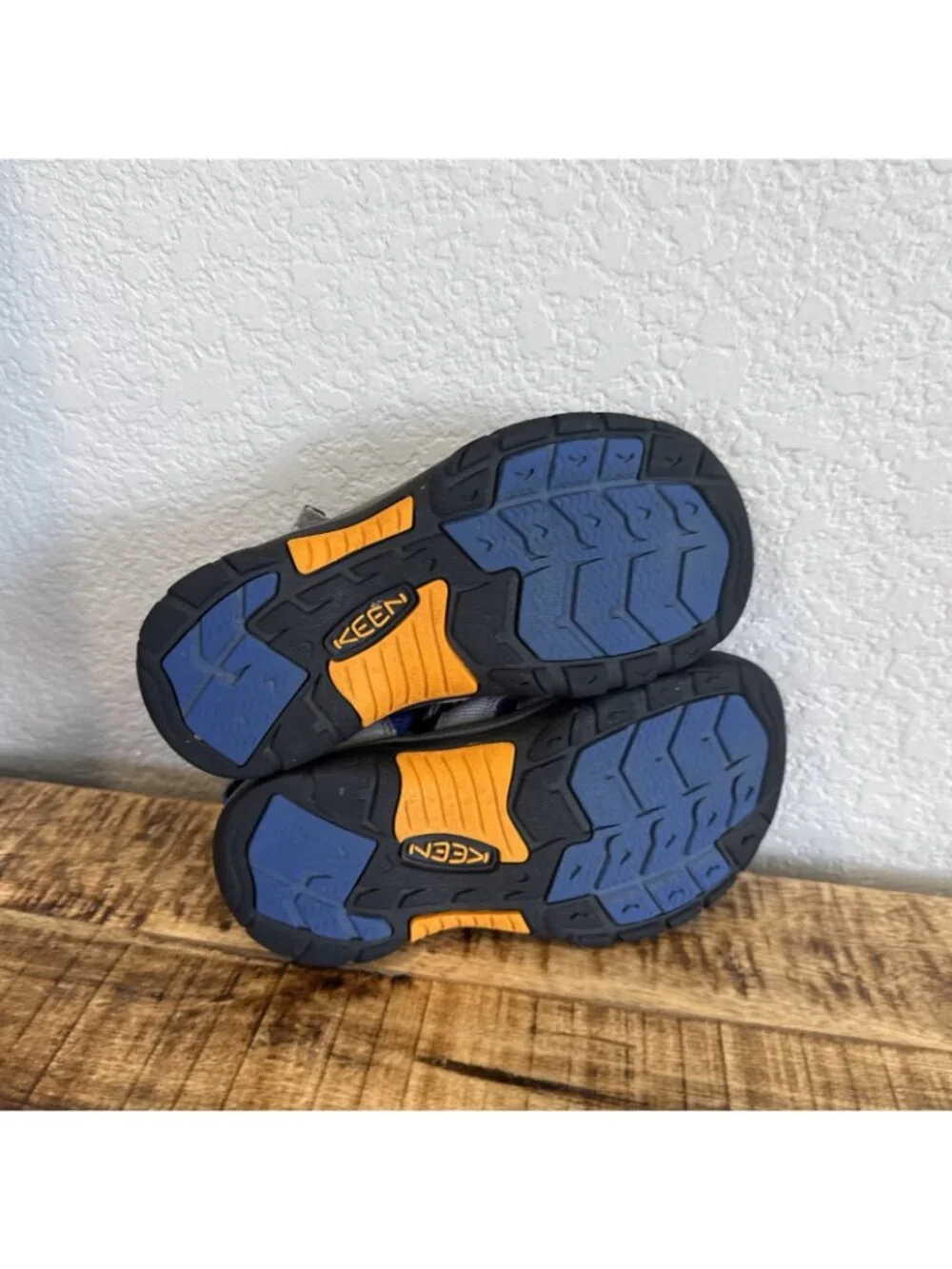Keens Kids Sandals Gray size 2 YOUTH Washable Hiking Outdoor Boys Closed Toe
